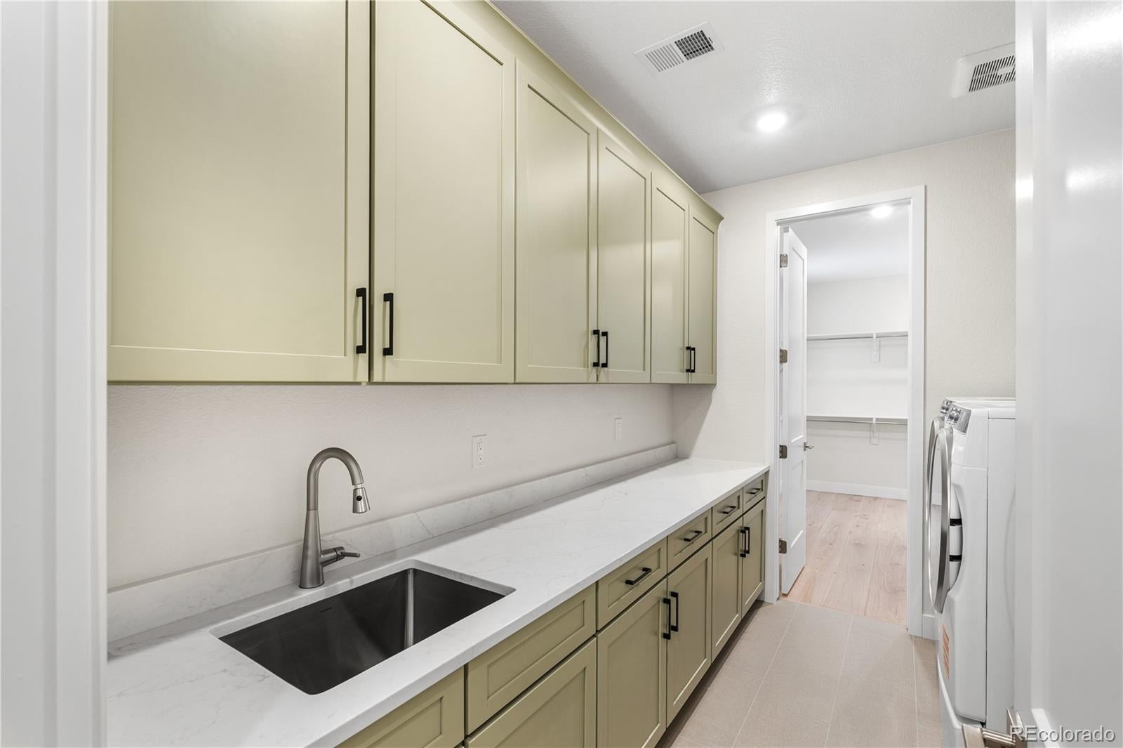 Lone Tree, Colorado, 80134, United States, 6 Bedrooms Bedrooms, ,6 BathroomsBathrooms,Residential,Active,2010173