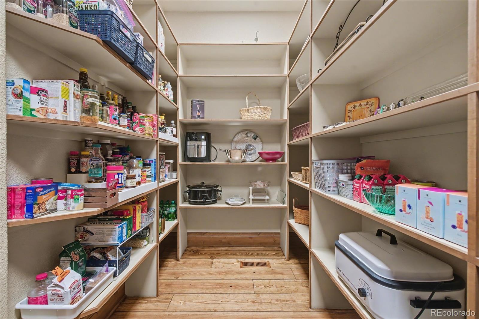 Colorado Springs, Colorado, 80906, United States, 5 Bedrooms Bedrooms, ,7 BathroomsBathrooms,Residential,Active,2017085