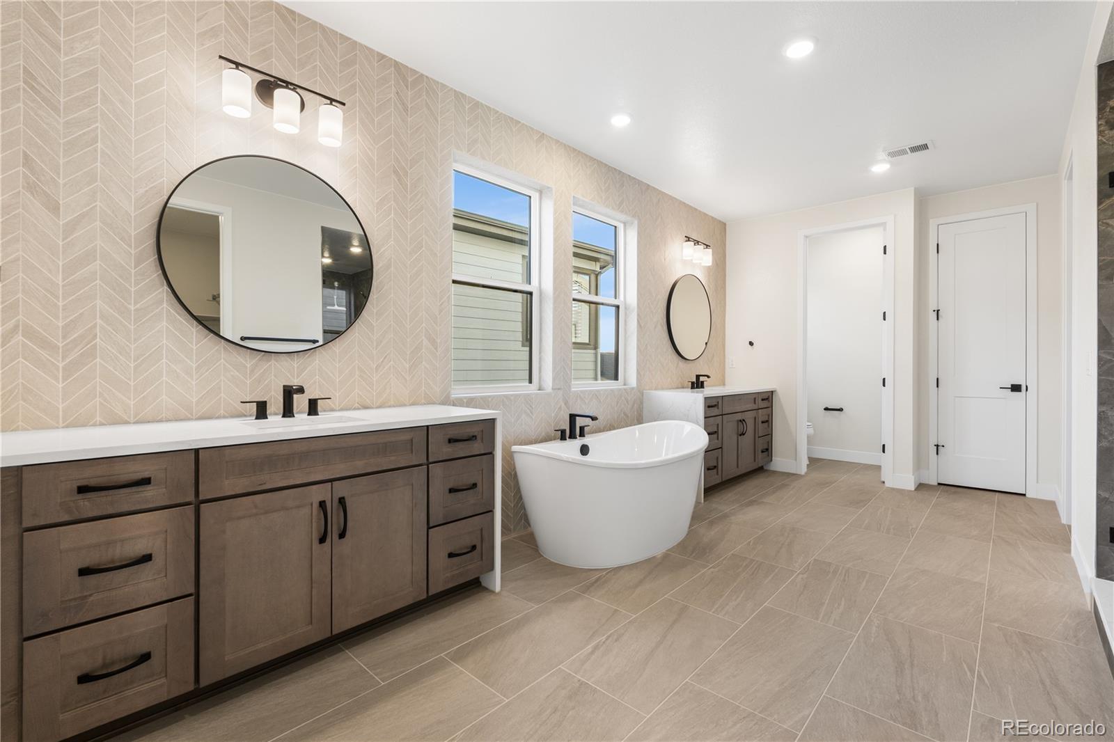 Lone Tree, Colorado, 80134, United States, 6 Bedrooms Bedrooms, ,7 BathroomsBathrooms,Residential,Active,1952989