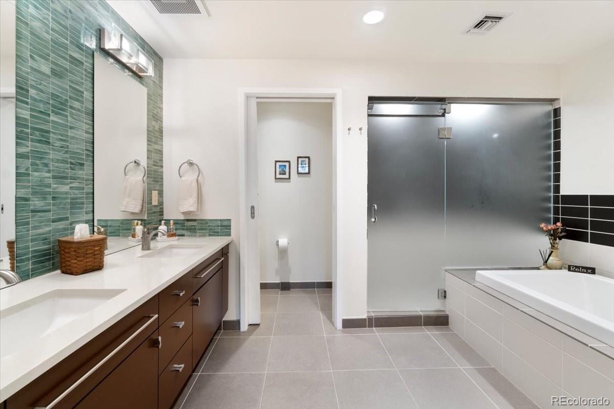 Denver, Colorado, 80202, United States, 3 Bedrooms Bedrooms, ,3 BathroomsBathrooms,Residential,Active,1943795