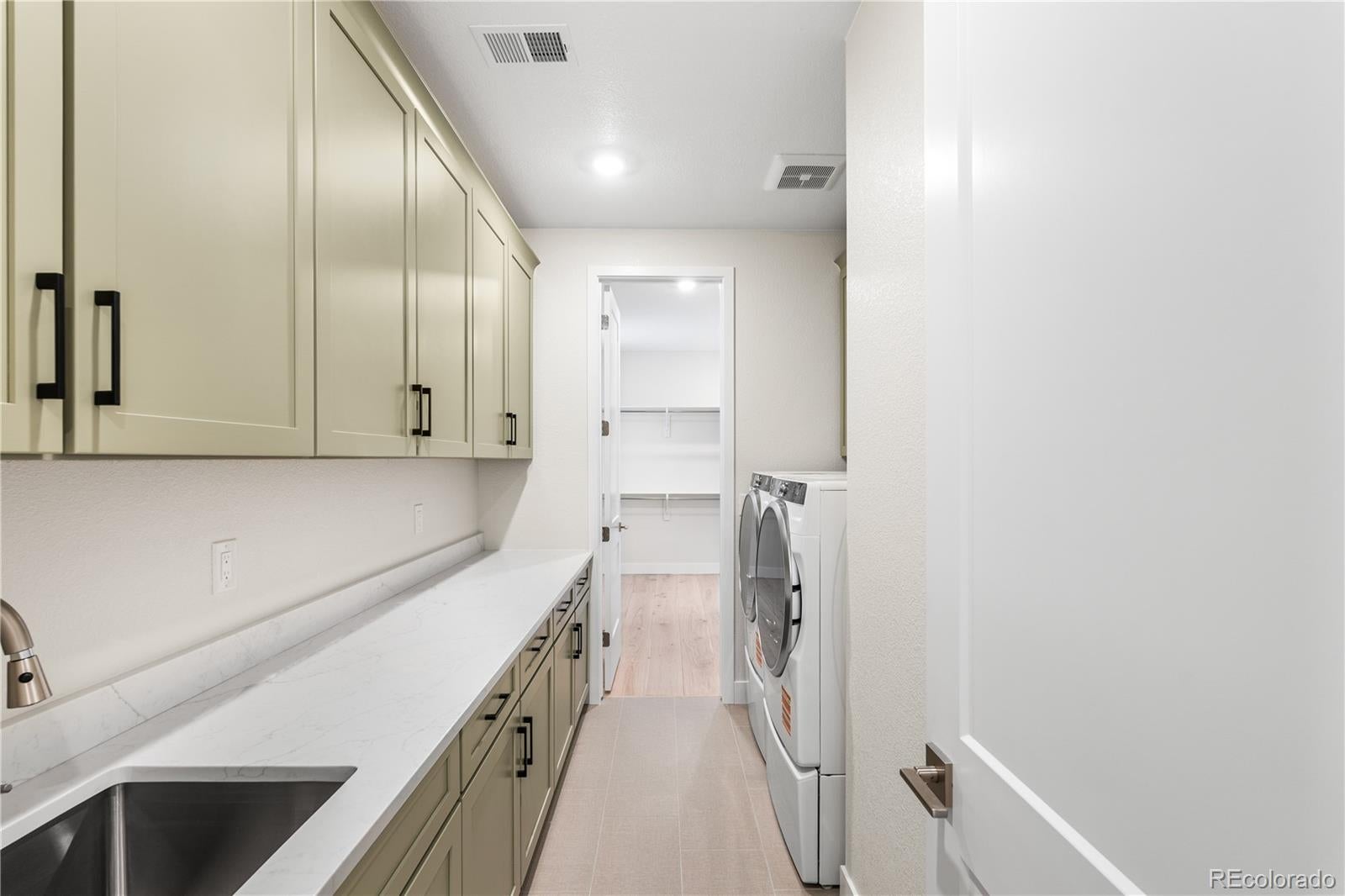 Lone Tree, Colorado, 80134, United States, 6 Bedrooms Bedrooms, ,6 BathroomsBathrooms,Residential,Active,2010173