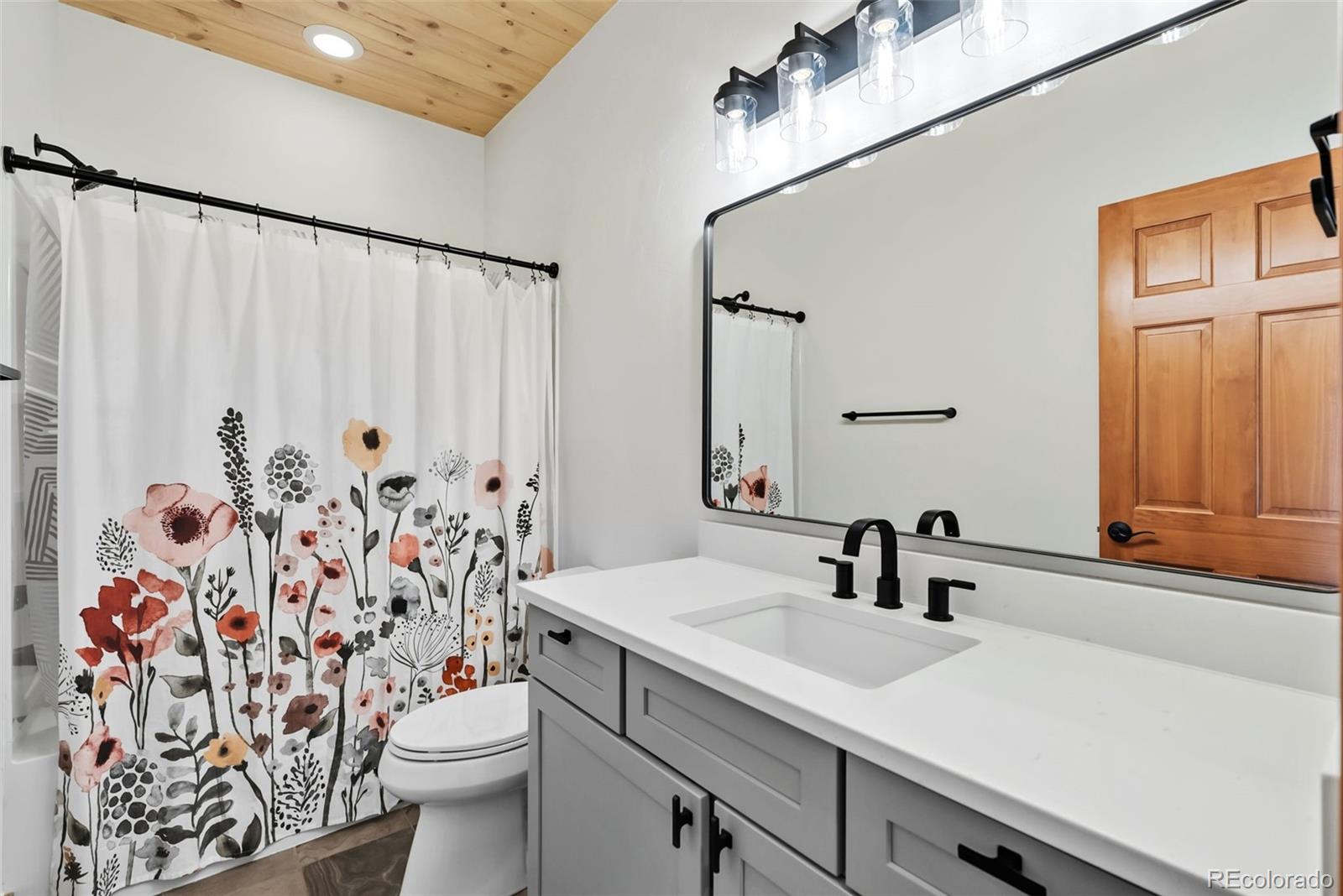 Silverthorne, Colorado, 80498, United States, 6 Bedrooms Bedrooms, ,4 BathroomsBathrooms,Residential,Active,1959532