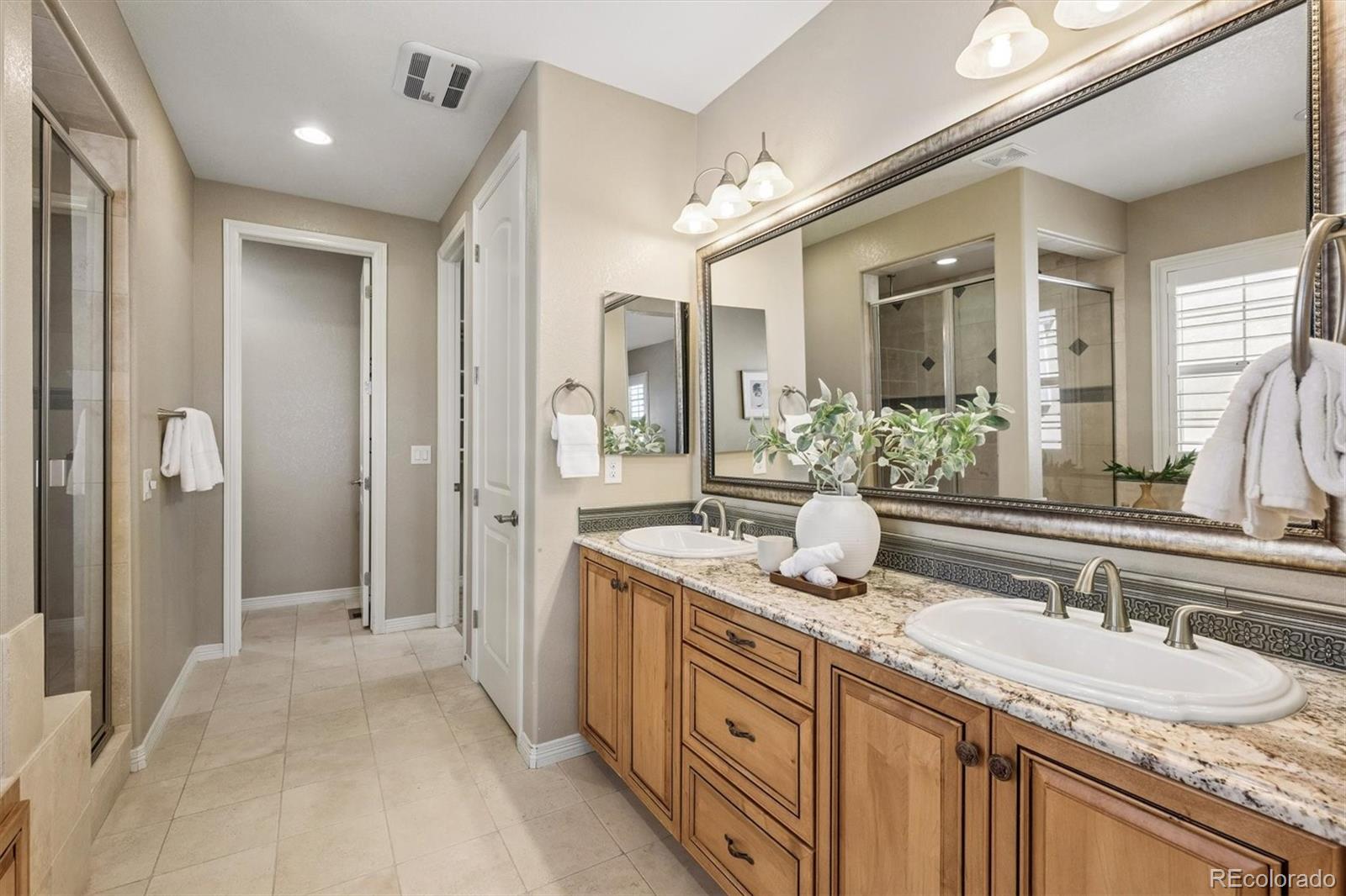 Spectacular, unobstructed panoramic mountain views from all three leve – image 21