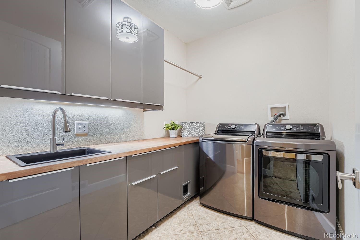 Littleton, Colorado, 80125, United States, 4 Bedrooms Bedrooms, ,5 BathroomsBathrooms,Residential,Active,2008311