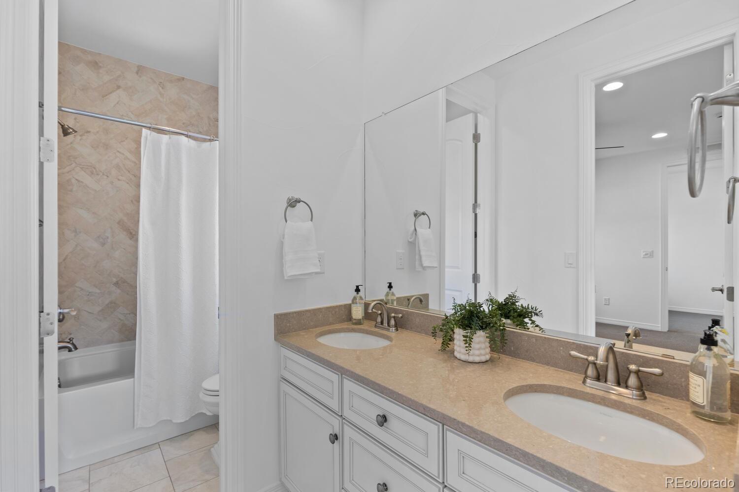 Highlands Ranch, Colorado, 80126, United States, 4 Bedrooms Bedrooms, ,5 BathroomsBathrooms,Residential,Active,1988429