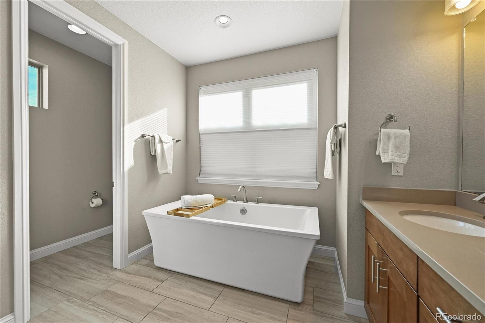 Highlands Ranch, Colorado, 80126, United States, 4 Bedrooms Bedrooms, ,4 BathroomsBathrooms,Residential,Active,2008281