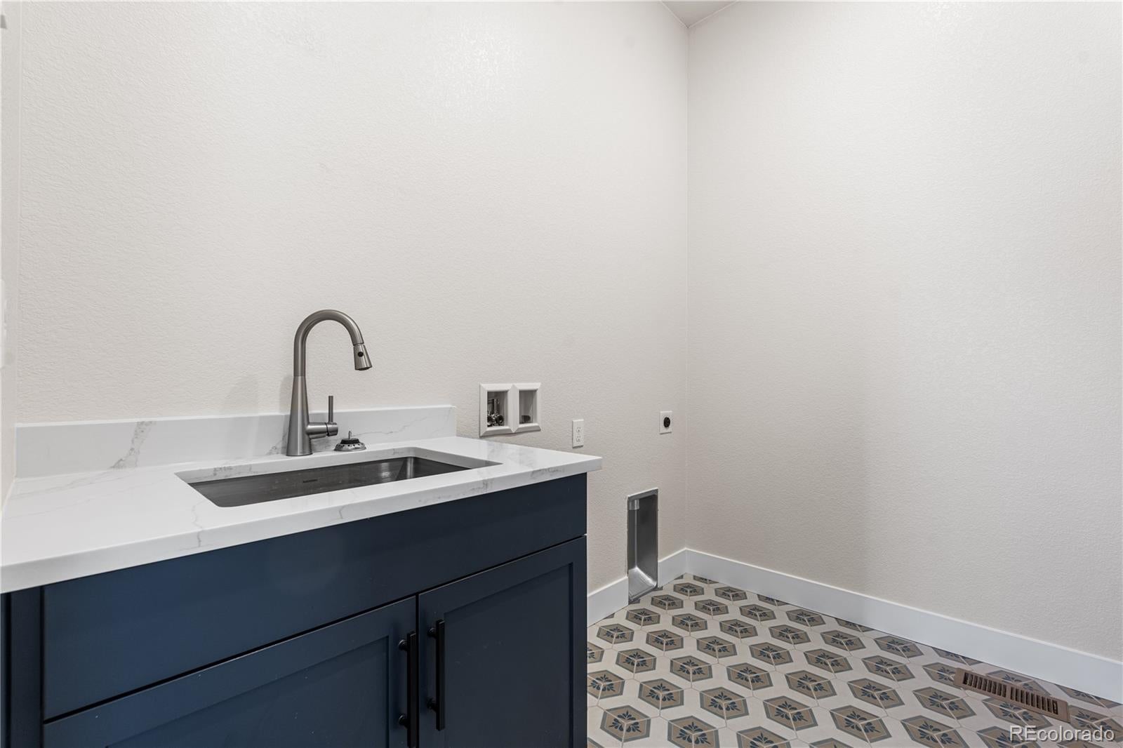 Castle Pines, Colorado, 80108, United States, ,5 BathroomsBathrooms,Residential,Active,1824040