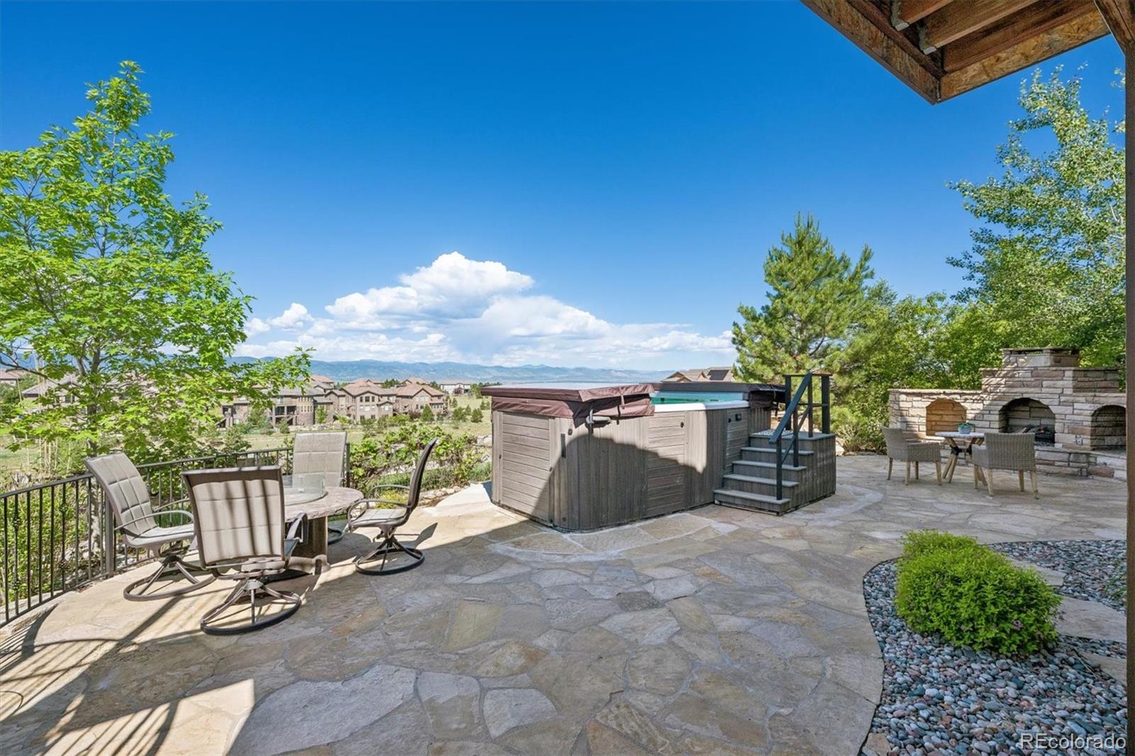 Spectacular, unobstructed panoramic mountain views from all three leve – image 38