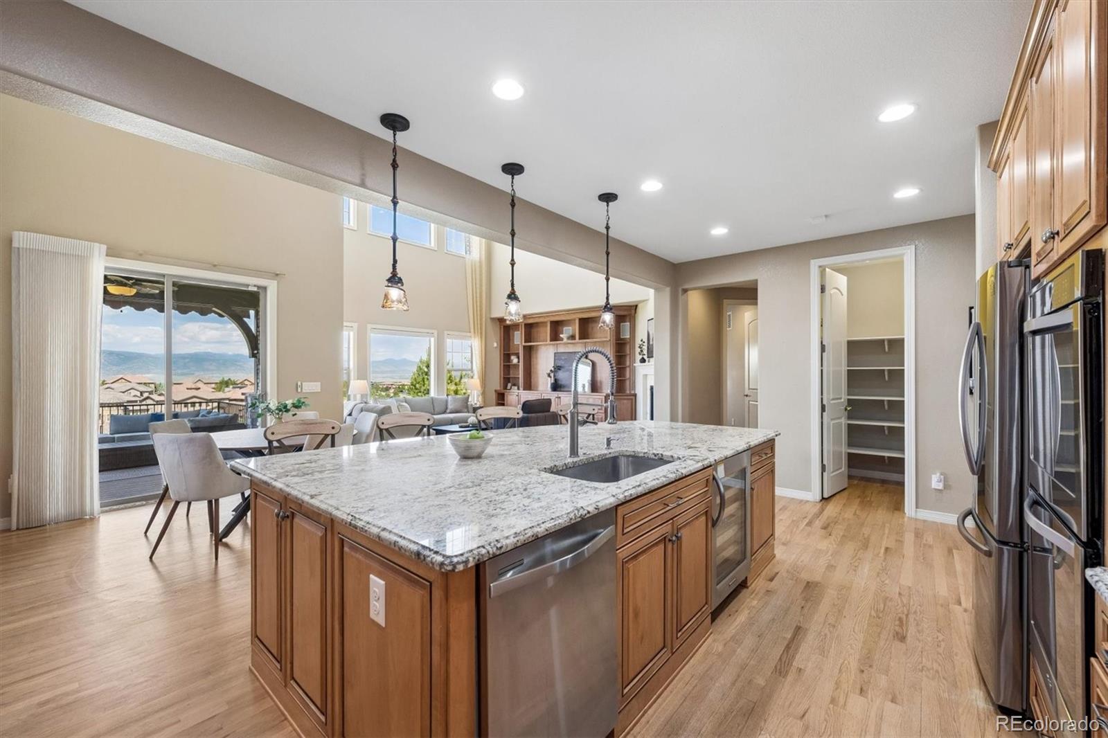 Spectacular, unobstructed panoramic mountain views from all three leve – image 12