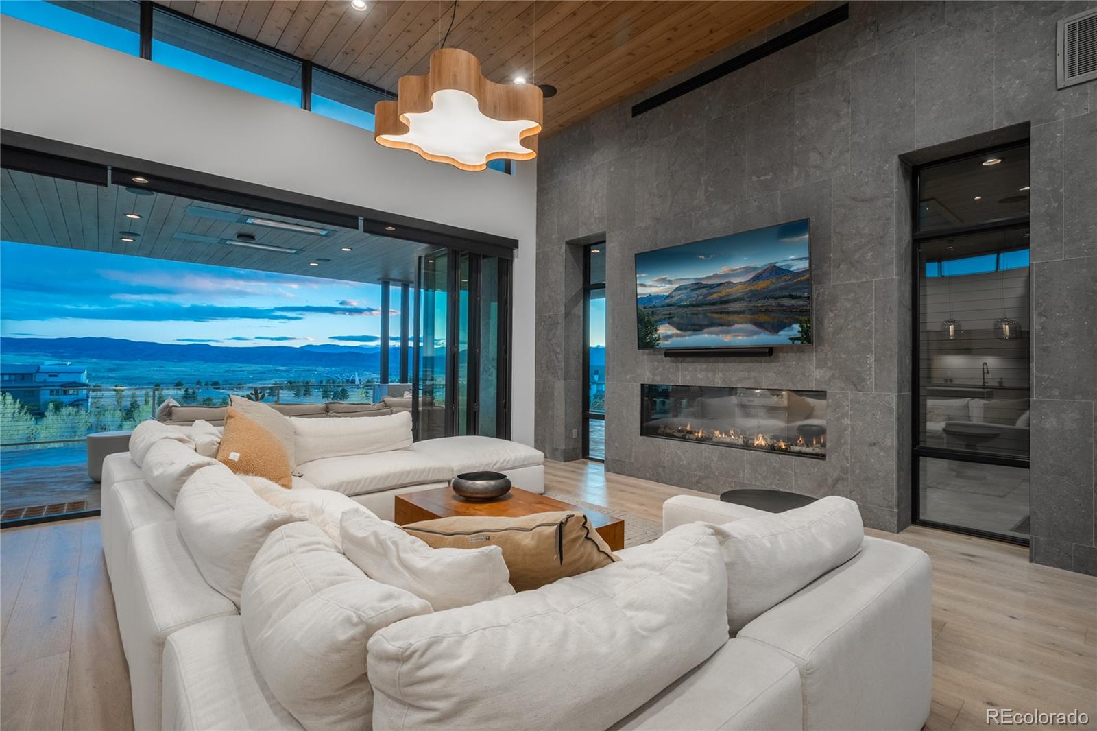 Highlands Ranch, Colorado, 80126, United States, 4 Bedrooms Bedrooms, ,7 BathroomsBathrooms,Residential,Active,2045709
