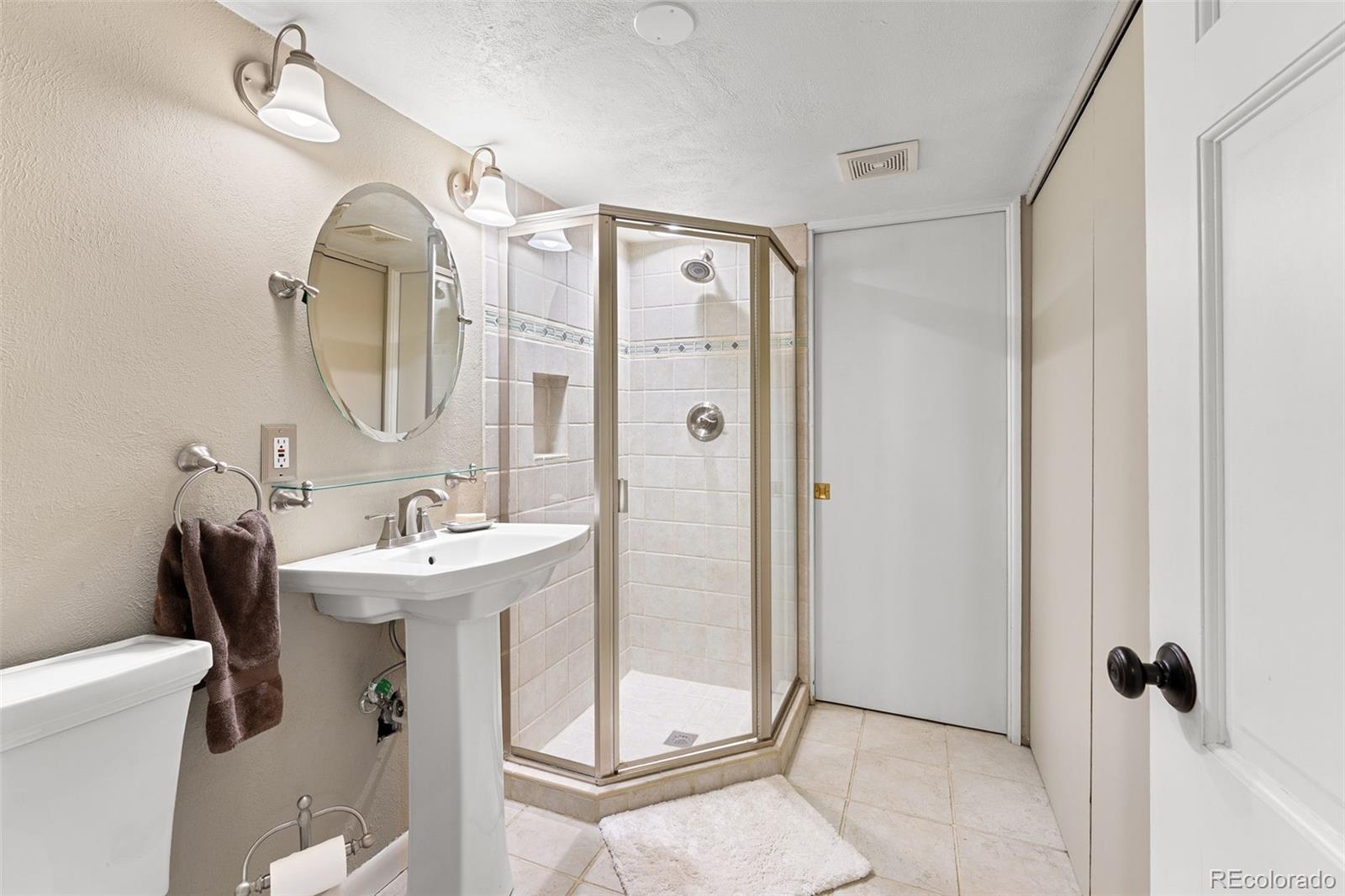 Littleton, Colorado, 80123, United States, 4 Bedrooms Bedrooms, ,3 BathroomsBathrooms,Residential,Active,2045011