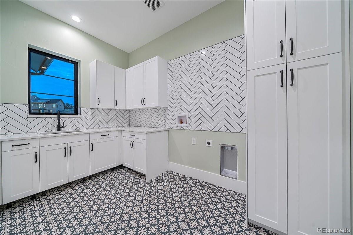 Franktown, Colorado, 80116, United States, 4 Bedrooms Bedrooms, ,5 BathroomsBathrooms,Residential,Active,1922528