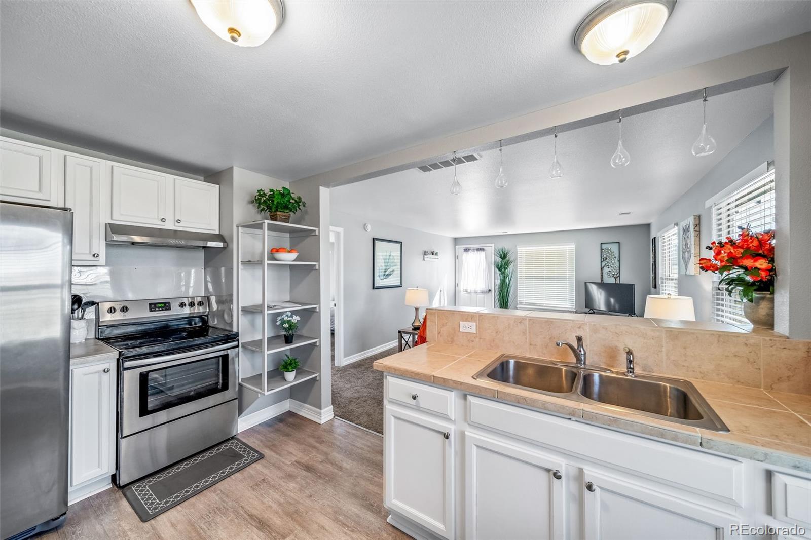 Larkspur, Colorado, 80118, United States, 4 Bedrooms Bedrooms, ,3 BathroomsBathrooms,Residential,Active,2007969