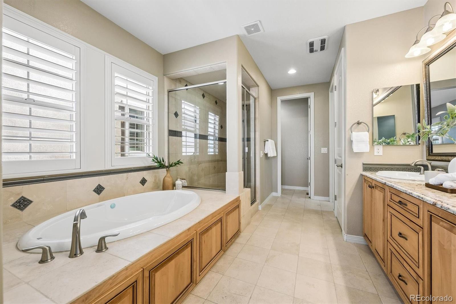 Spectacular, unobstructed panoramic mountain views from all three leve – image 20