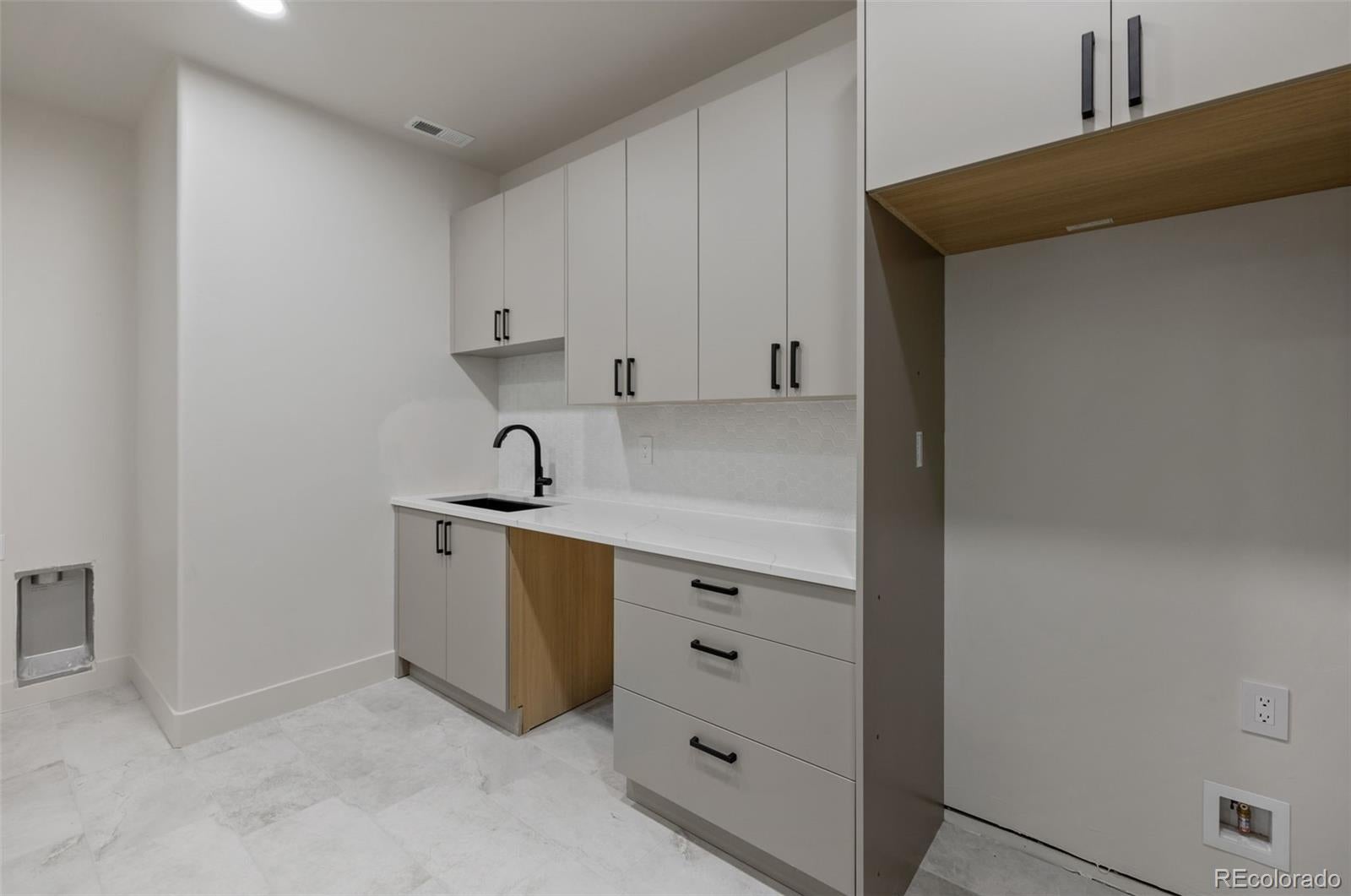 Colorado Springs, Colorado, 80908, United States, 4 Bedrooms Bedrooms, ,5 BathroomsBathrooms,Residential,Active,1999177