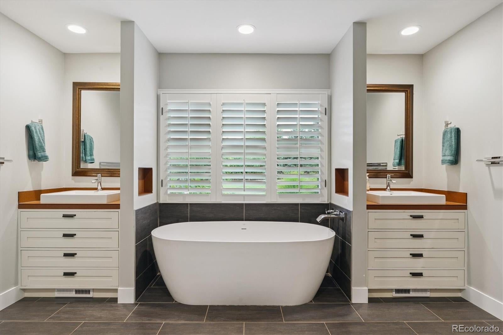 Littleton, Colorado, 80123, United States, 4 Bedrooms Bedrooms, ,5 BathroomsBathrooms,Residential,Active,2019490