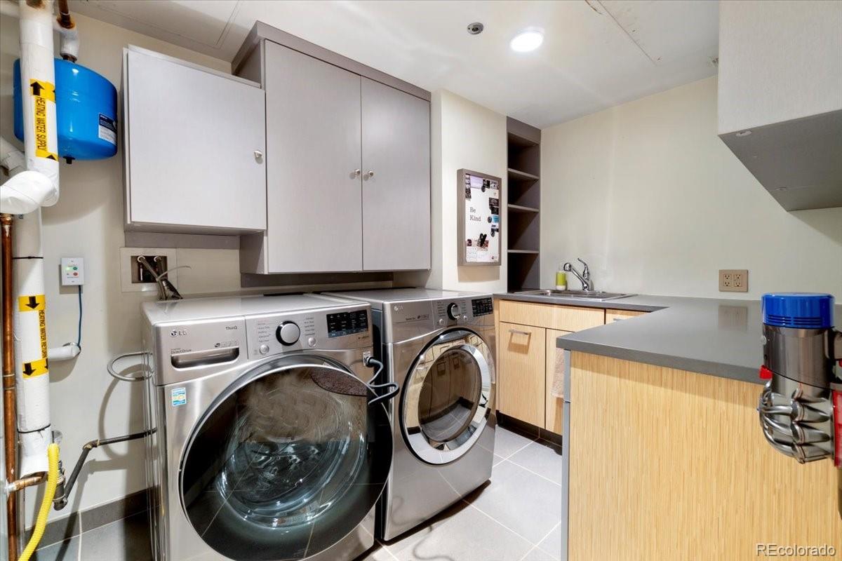 Denver, Colorado, 80202, United States, 3 Bedrooms Bedrooms, ,3 BathroomsBathrooms,Residential,Active,1943795