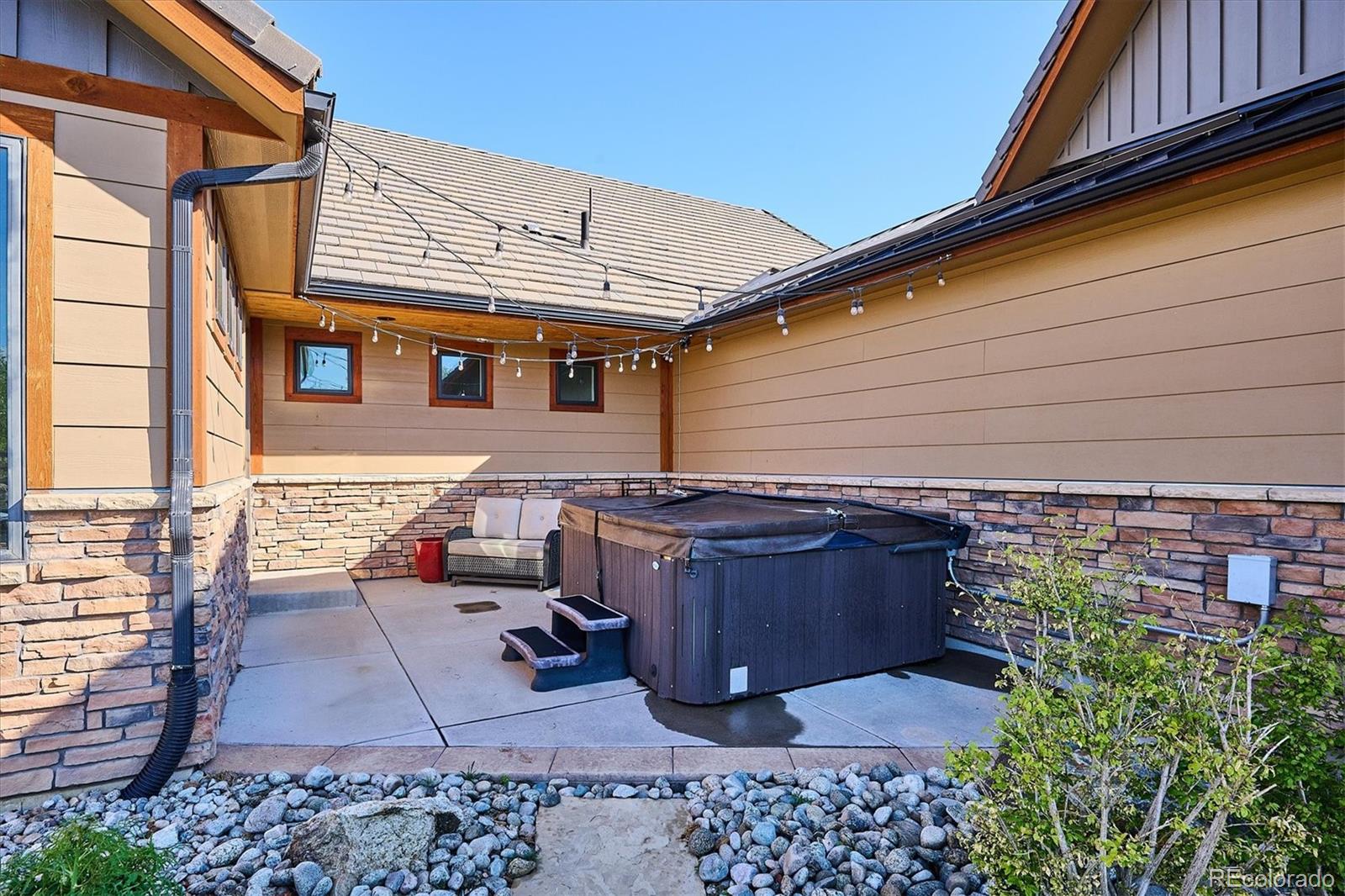 Littleton, Colorado, 80125, United States, 4 Bedrooms Bedrooms, ,5 BathroomsBathrooms,Residential,Active,2008311
