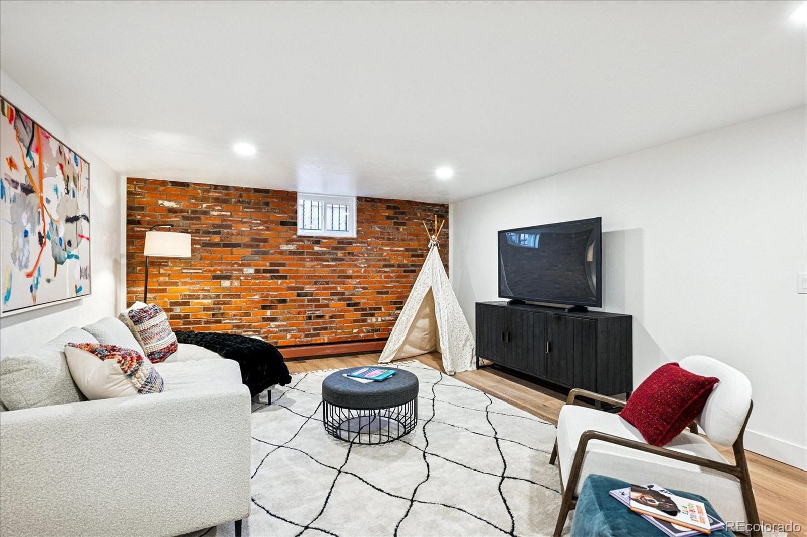 Denver, Colorado, 80237, United States, 5 Bedrooms Bedrooms, ,4 BathroomsBathrooms,Residential,Active,2008256