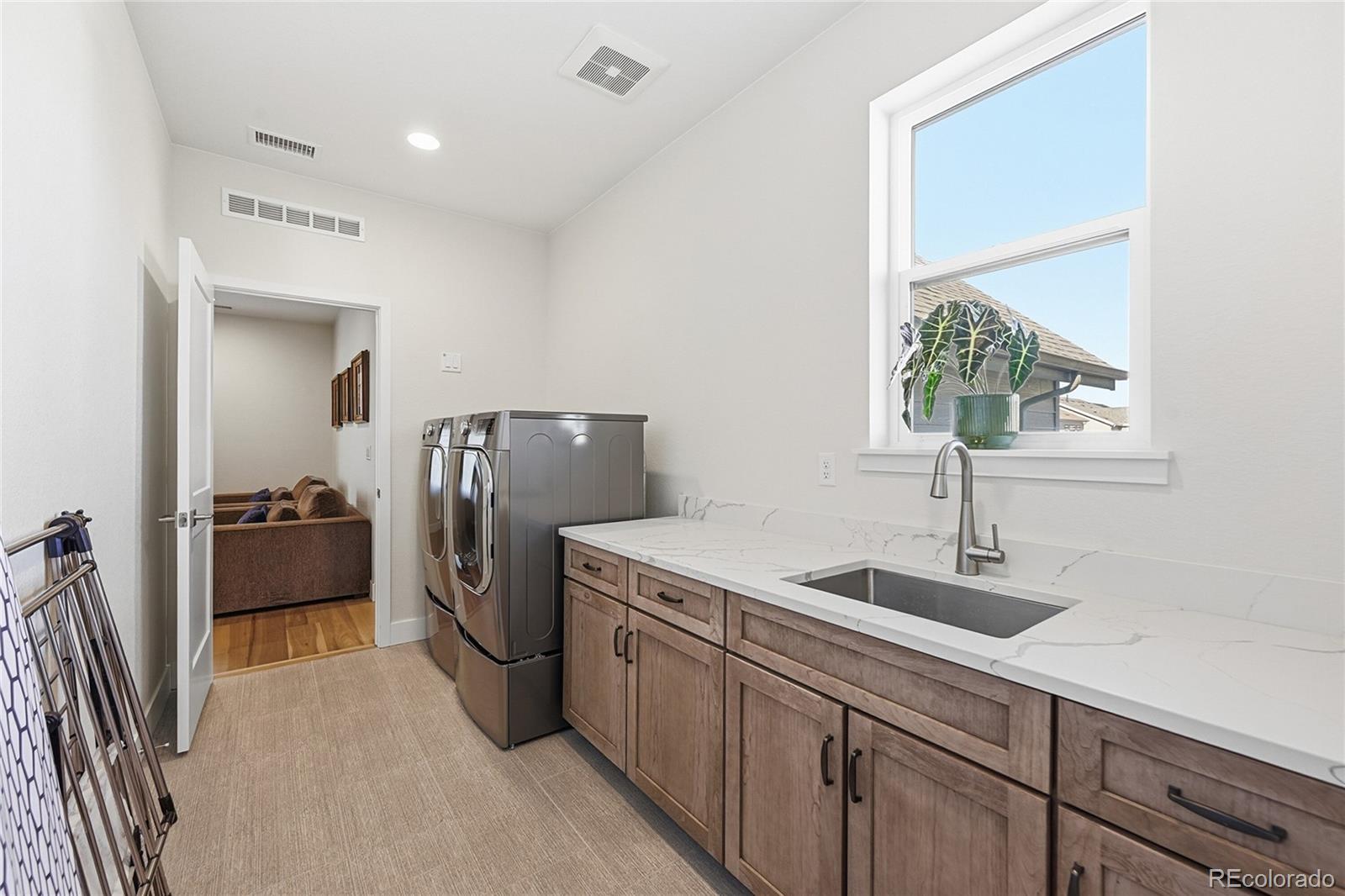 Littleton, Colorado, 80125, United States, 5 Bedrooms Bedrooms, ,7 BathroomsBathrooms,Residential,Active,2012467