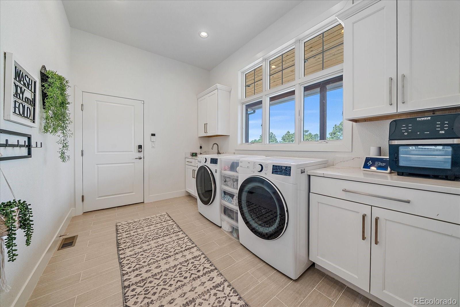 Parker, Colorado, 80138, United States, 4 Bedrooms Bedrooms, ,6 BathroomsBathrooms,Residential,Contingent,2052131