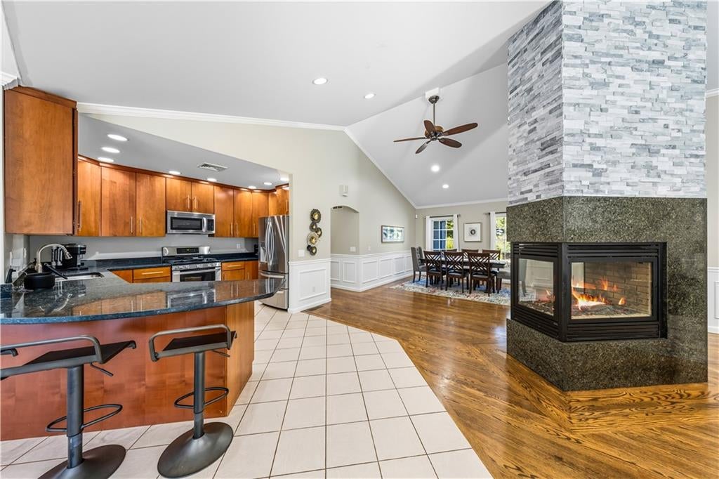 Smithfield, Rhode Island, 02917, United States, 3 Bedrooms Bedrooms, ,2 BathroomsBathrooms,Residential,Active,1954415