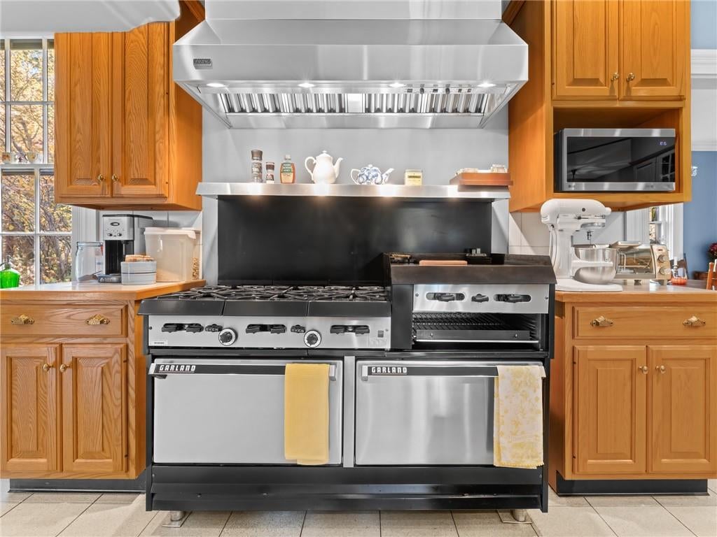 Warwick, Rhode Island, 02818, United States, 5 Bedrooms Bedrooms, ,4 BathroomsBathrooms,Residential,Active,2006818