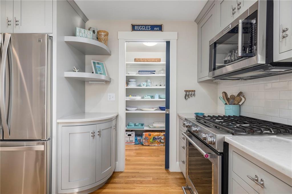 Newport, Rhode Island, 02840, United States, 4 Bedrooms Bedrooms, ,3 BathroomsBathrooms,Residential,Active,1959529