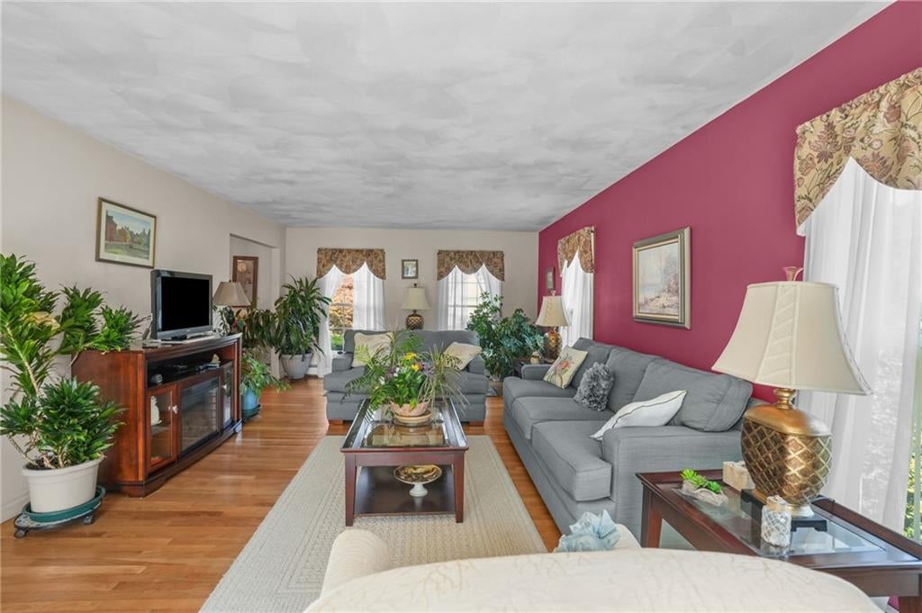 Portsmouth, Rhode Island, 02871, United States, 4 Bedrooms Bedrooms, ,3 BathroomsBathrooms,Residential,Active,1904703