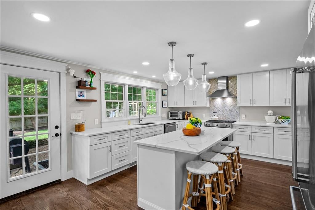 Barrington, Rhode Island, 02806, United States, 4 Bedrooms Bedrooms, ,4 BathroomsBathrooms,Residential,Active,1942364