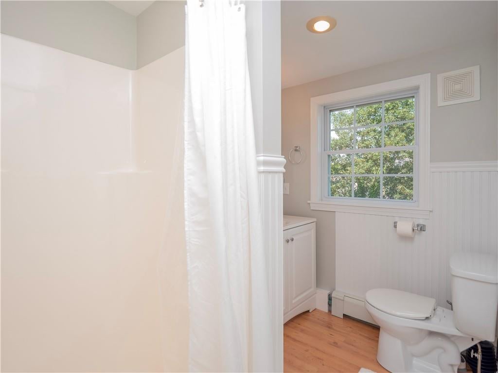 Newport, Rhode Island, 02840, United States, 4 Bedrooms Bedrooms, ,5 BathroomsBathrooms,Residential,Active,1893238