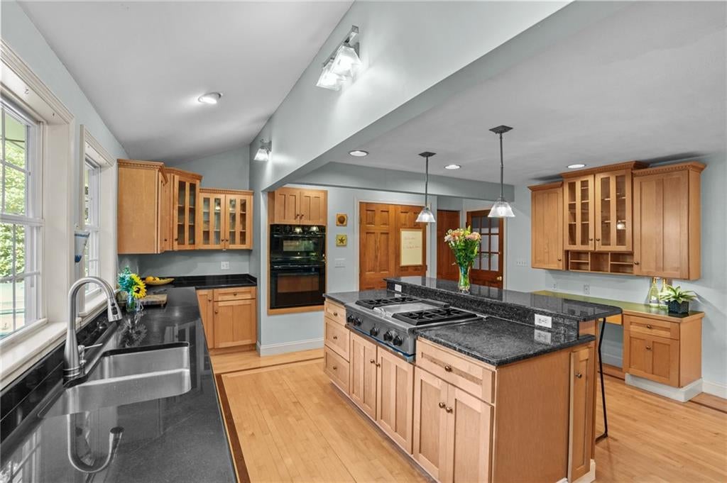 Portsmouth, Rhode Island, 02871, United States, 5 Bedrooms Bedrooms, ,3 BathroomsBathrooms,Residential,Active,1927643