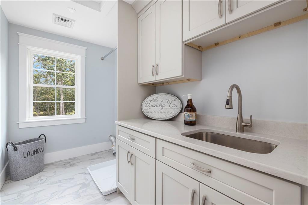 East Greenwich, Rhode Island, 02818, United States, 5 Bedrooms Bedrooms, ,4 BathroomsBathrooms,Residential,Active,1993976