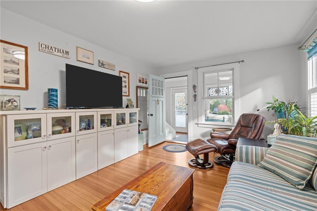 Jamestown, Rhode Island, 02835, United States, 6 Bedrooms Bedrooms, ,4 BathroomsBathrooms,Residential,Active,1987266