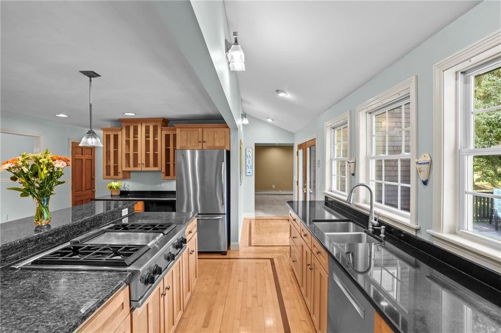 Portsmouth, Rhode Island, 02871, United States, 5 Bedrooms Bedrooms, ,3 BathroomsBathrooms,Residential,Active,1927643