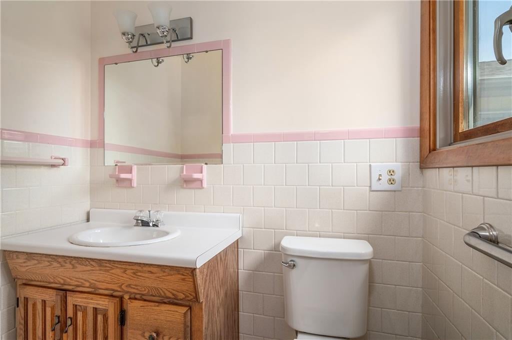 Cumberland, Rhode Island, 02864, United States, 3 Bedrooms Bedrooms, ,2 BathroomsBathrooms,Residential,Active,1926706