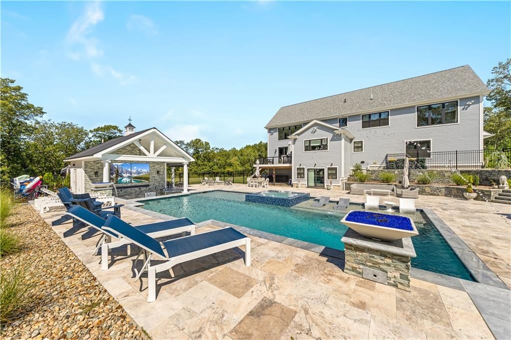 Smithfield, Rhode Island, 02917, United States, 4 Bedrooms Bedrooms, ,7 BathroomsBathrooms,Residential,Active,1944274