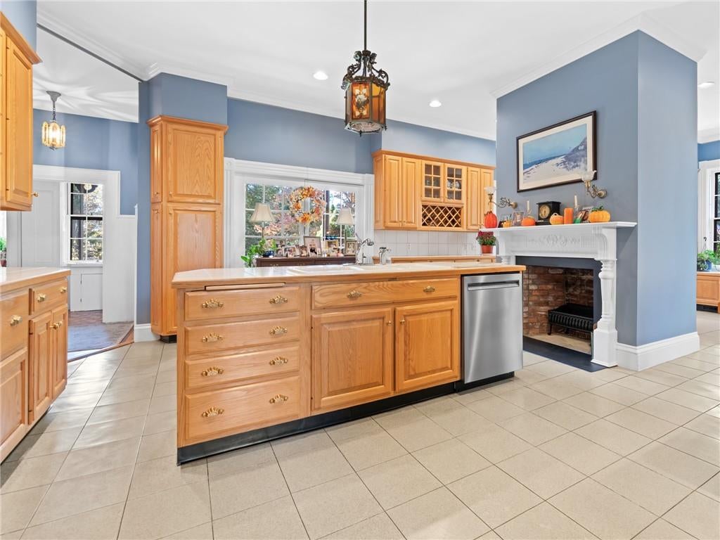 Warwick, Rhode Island, 02818, United States, 5 Bedrooms Bedrooms, ,4 BathroomsBathrooms,Residential,Active,2006818