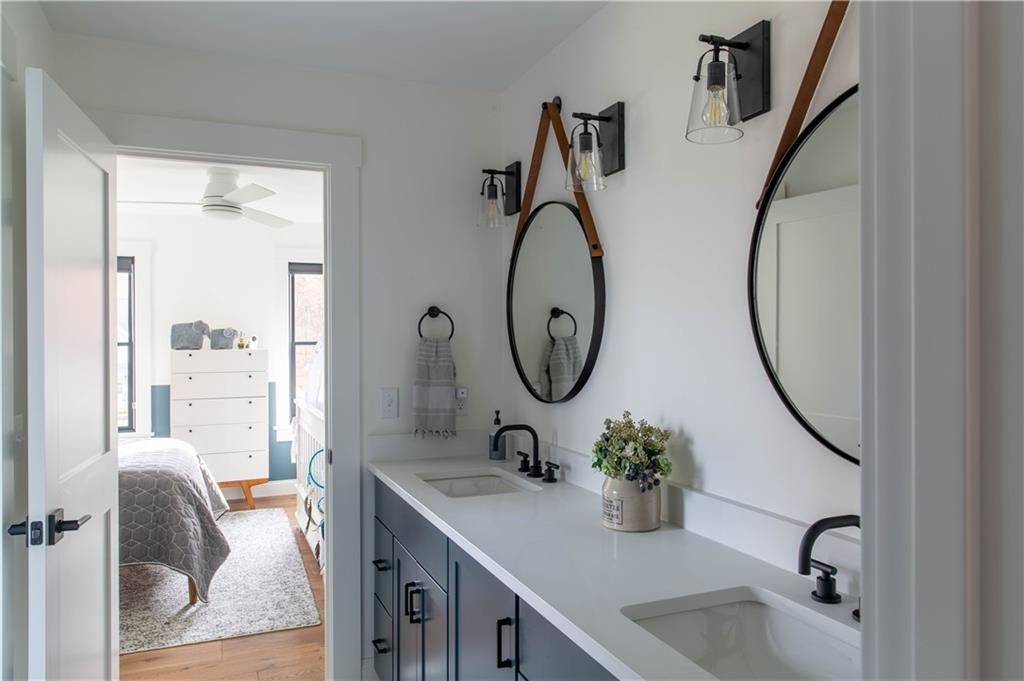 East Greenwich, Rhode Island, 02818, United States, ,3 BathroomsBathrooms,Residential,Active,1718901