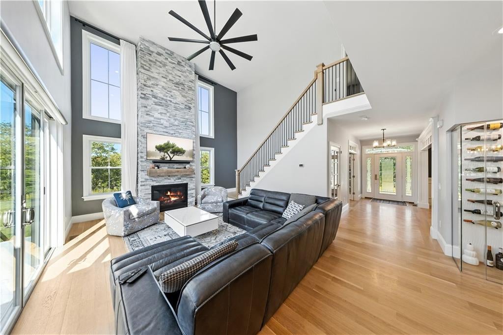Smithfield, Rhode Island, 02917, United States, 4 Bedrooms Bedrooms, ,7 BathroomsBathrooms,Residential,Active,1944274