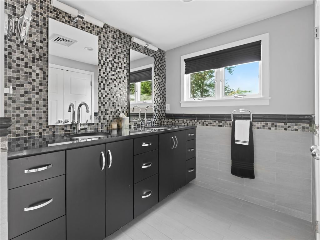 Smithfield, Rhode Island, 02917, United States, 3 Bedrooms Bedrooms, ,3 BathroomsBathrooms,Residential,Active,1953020