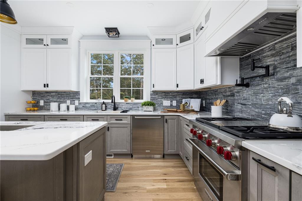 East Greenwich, Rhode Island, 02818, United States, 5 Bedrooms Bedrooms, ,4 BathroomsBathrooms,Residential,Active,1993976