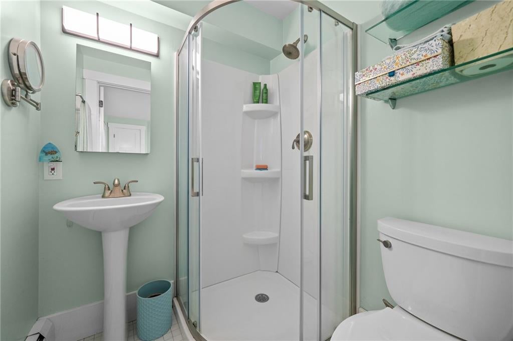 Jamestown, Rhode Island, 02835, United States, 6 Bedrooms Bedrooms, ,4 BathroomsBathrooms,Residential,Active,1987266