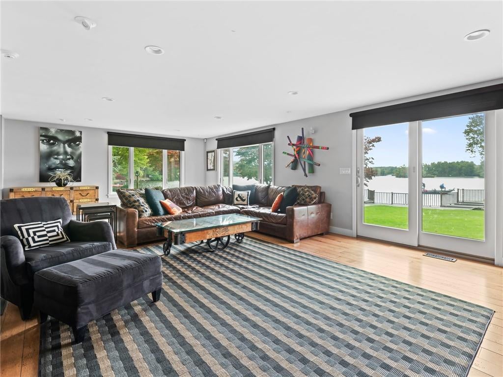 Smithfield, Rhode Island, 02917, United States, 3 Bedrooms Bedrooms, ,3 BathroomsBathrooms,Residential,Active,1953020