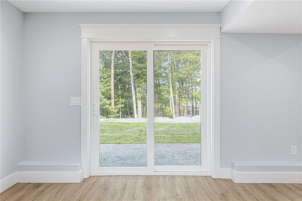 East Greenwich, Rhode Island, 02818, United States, 5 Bedrooms Bedrooms, ,4 BathroomsBathrooms,Residential,Active,1993976