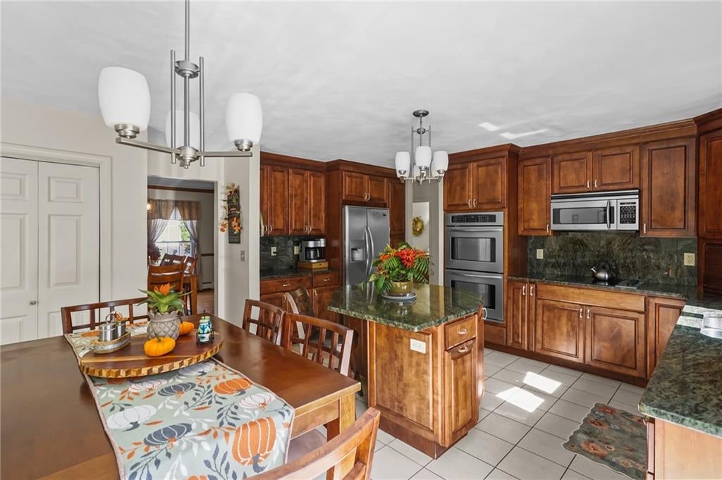 Portsmouth, Rhode Island, 02871, United States, 4 Bedrooms Bedrooms, ,3 BathroomsBathrooms,Residential,Active,1952506