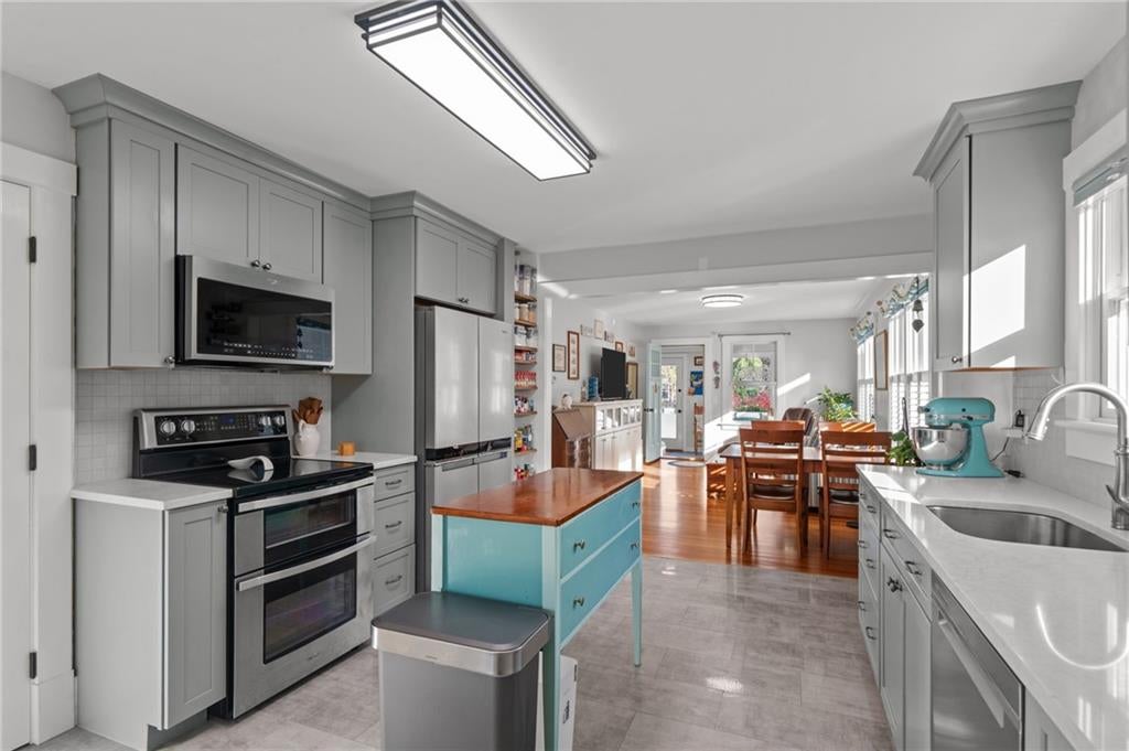 Jamestown, Rhode Island, 02835, United States, 6 Bedrooms Bedrooms, ,4 BathroomsBathrooms,Residential,Active,1987266