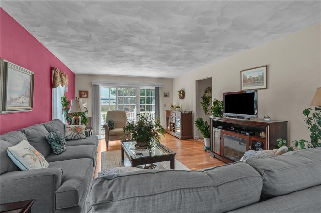Portsmouth, Rhode Island, 02871, United States, 4 Bedrooms Bedrooms, ,3 BathroomsBathrooms,Residential,Active,1904703