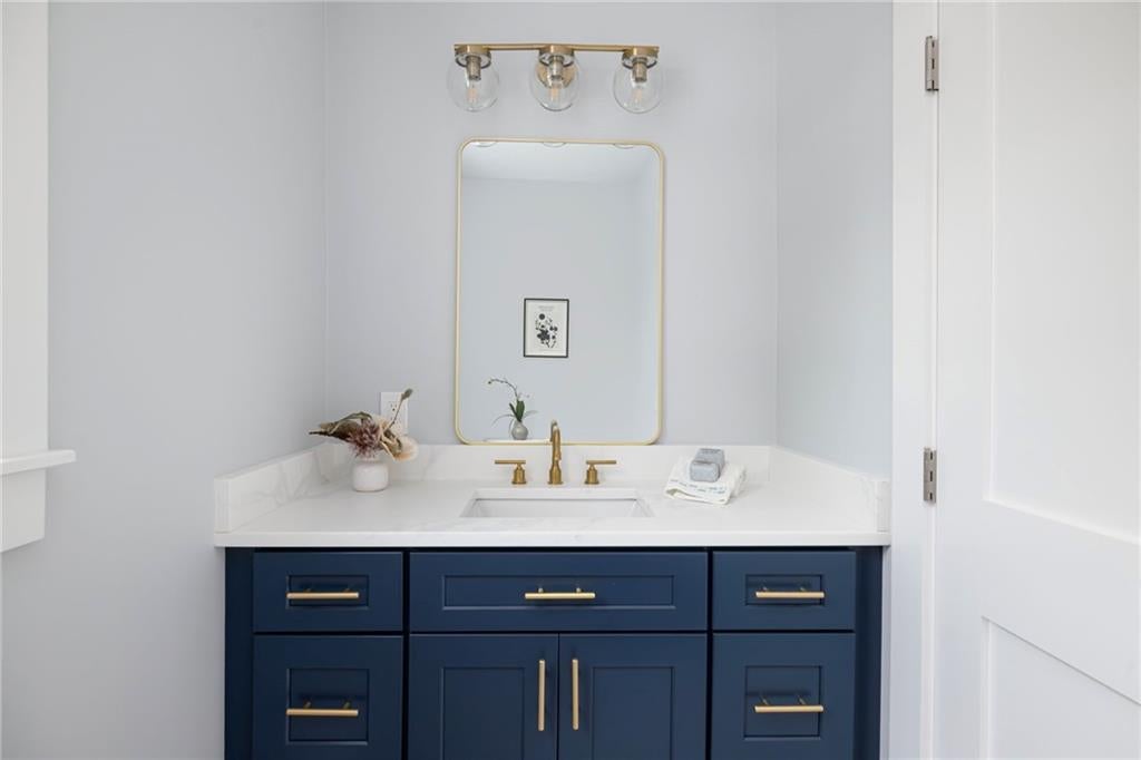 East Greenwich, Rhode Island, 02818, United States, 5 Bedrooms Bedrooms, ,4 BathroomsBathrooms,Residential,Active,1993976