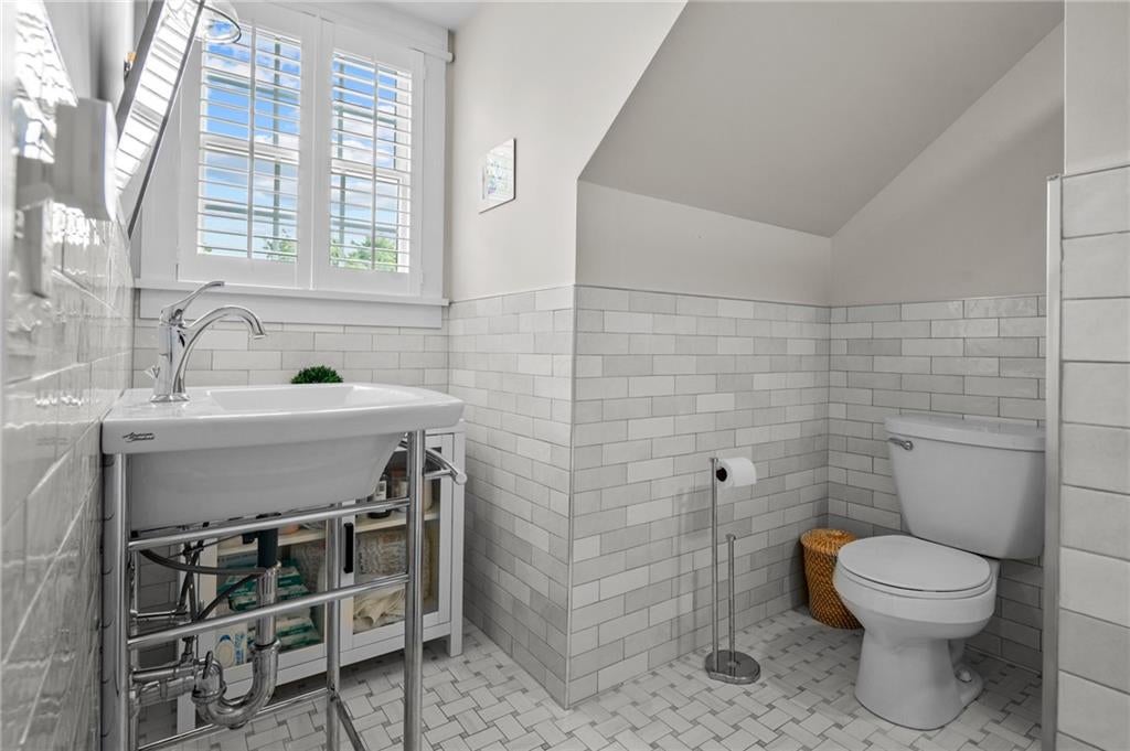 Barrington, Rhode Island, 02806, United States, 4 Bedrooms Bedrooms, ,4 BathroomsBathrooms,Residential,Active,1942364